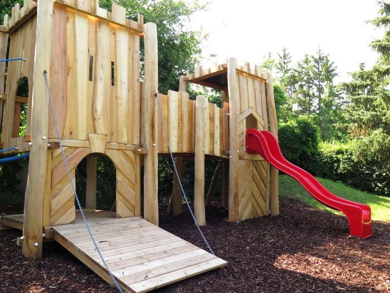 Burganlage für einen Kinderspielplatz von FREISPIEL - Zugbrücke