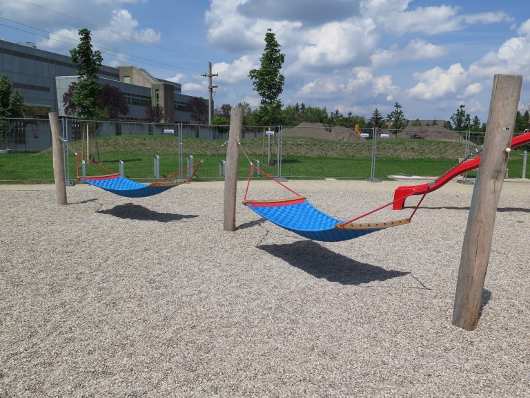 Hängematten am Spielplatz mit entspannen für Kinder und Erwachsene