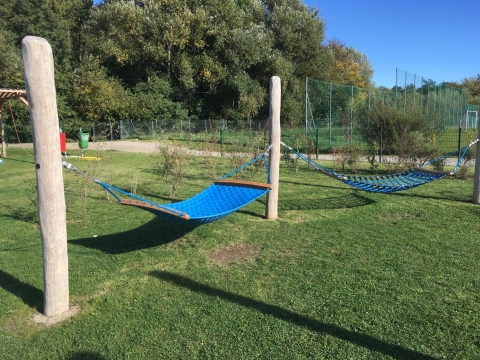 Hängematten am Spielplatz zum ausruhen in der Sonne