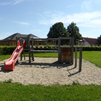 Neue Spielkombination für Kinder auf öffentlichen Spielplatz