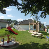 Kinderspielplatz mit Hangrutsche, Sandkiste und Karussell