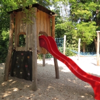 Baumhaus Sissy mit Wellenrutsche auf dem Spielplatz kaufen