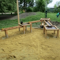 Große Wasserspielanlage mit Matschtischen und Wasserläufen und Seilzug