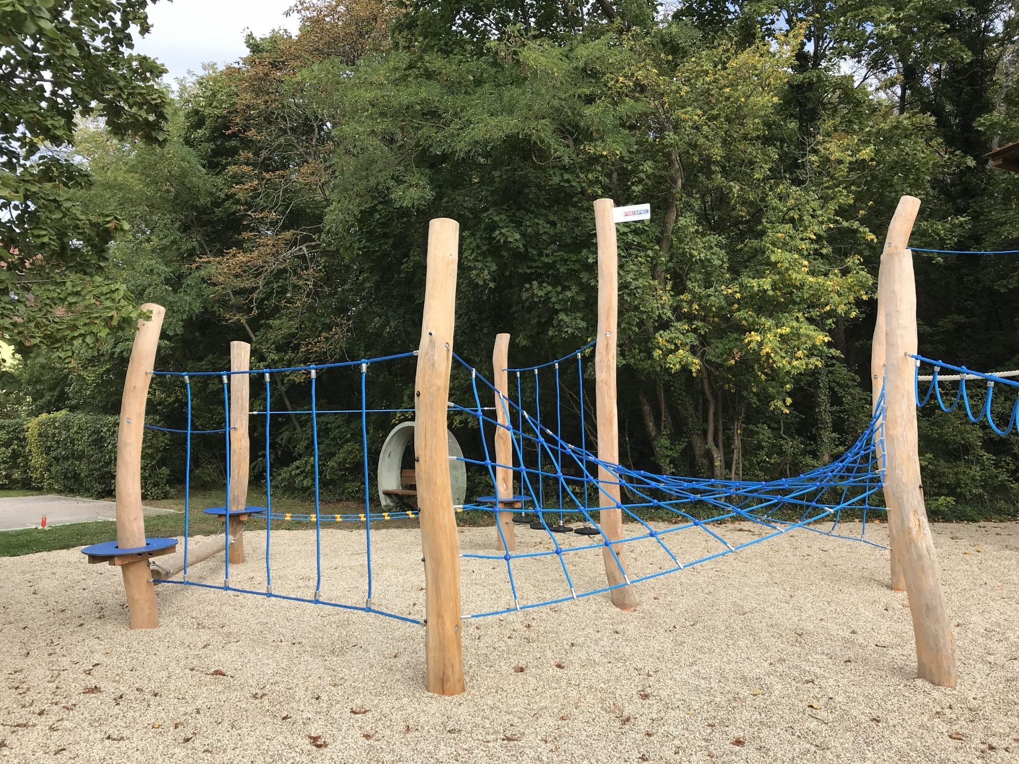 Kletterdschungel aus blauen Seilen auf Kiessand für die Kleinen