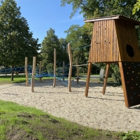 Hohen Spielhaus auf Stelzen mit Kletterwand auf Spielplatz