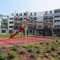 Taubrücke an großem Spielplatz mit Rutsche