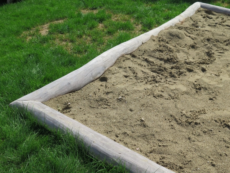 Sandmuldeneinfassung aus Balken auf dem Spielplatz kaufen