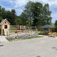 Abenteuerspielplatz in den Bergen im Gasthaus mit Rutsche und Spielturm