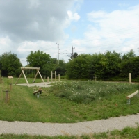 Spielplatz mit Doppelschaukel, Balancierbalken, Hängematte, Slackline und Balkenwippe