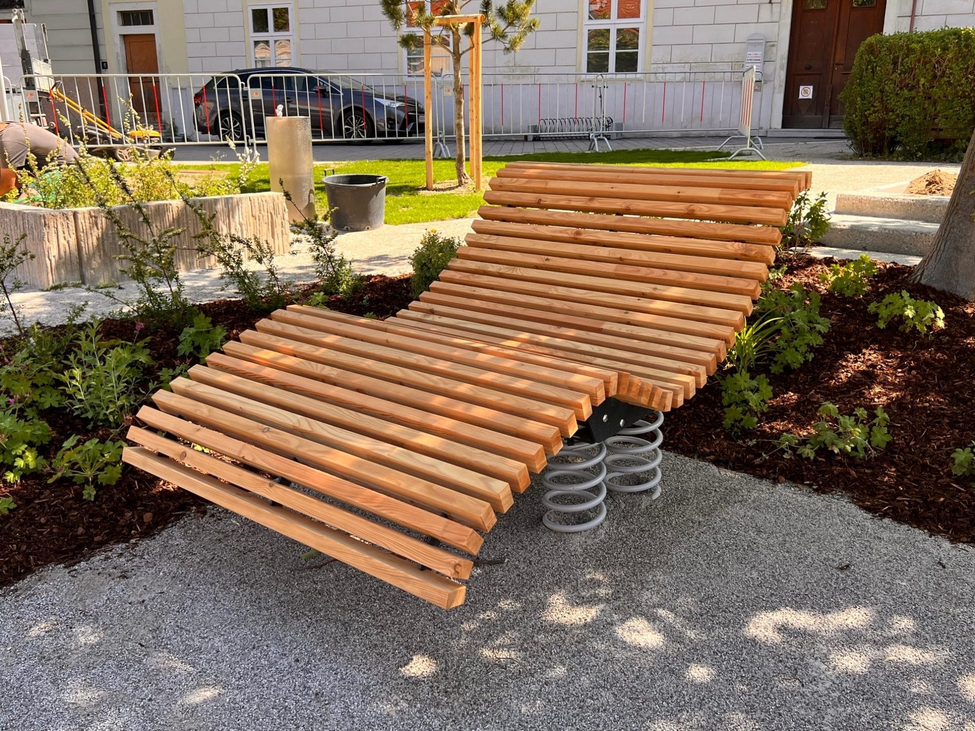 Holzliege im Park unter dem Baum zum entspannen