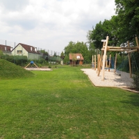 Spielplatz in Wohnanlage eingebettet und solle Spielmöglichkeiten