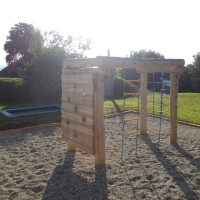 Stabiler Kletterkubus auf Spielplatz mit Kletterwand