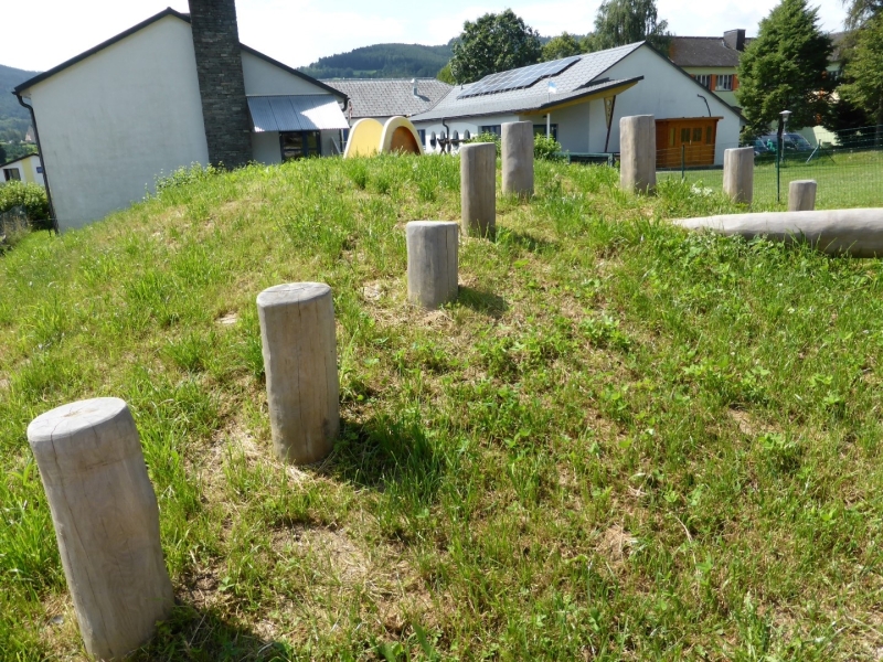 Hüpfpalisaden auf Hügel für die Kinder auf dem Spielplatz