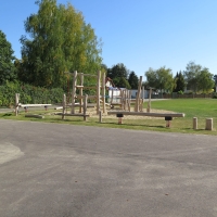 Kletter-Spielplatz mit Spielgeräten aus Holz