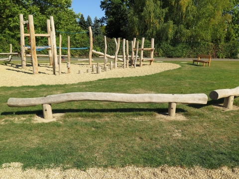 Zwei Balancierbalken auf Holzsteher vor dem Kletterpark