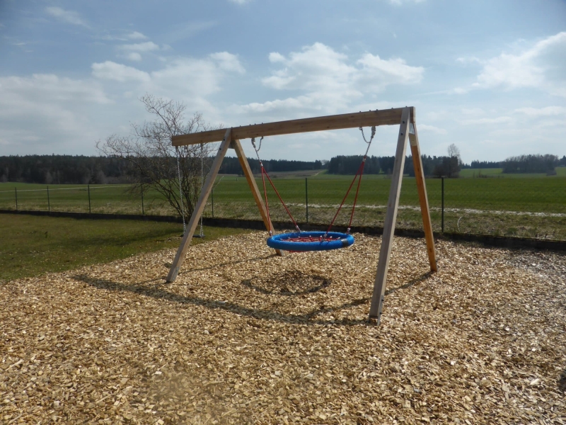 Doppelschaukel mit Nestkorb auf Kinderspielplatz