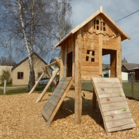 Spielkombination Baumhaus mit Holzrampen