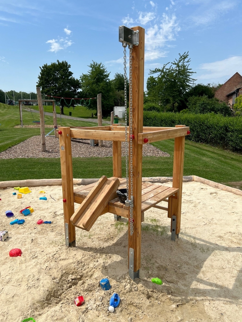 Sandaufzug im Sandkasten auf Podest im Park