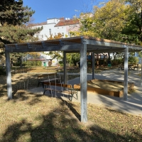 Pergola aus Metall mit Lamellen aus Lärchenholz