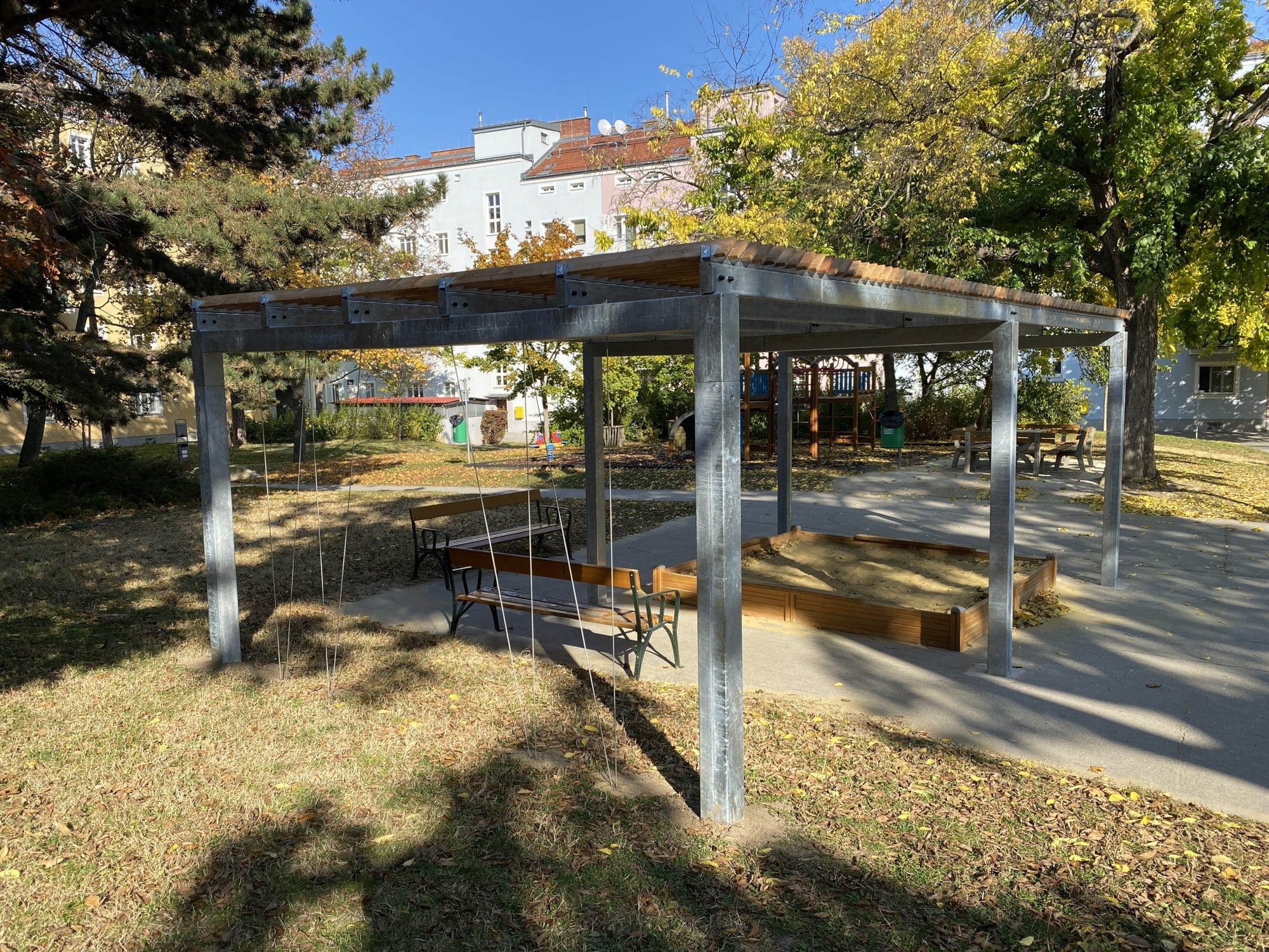 Pergola aus Metall mit Lamellen aus Lärchenholz