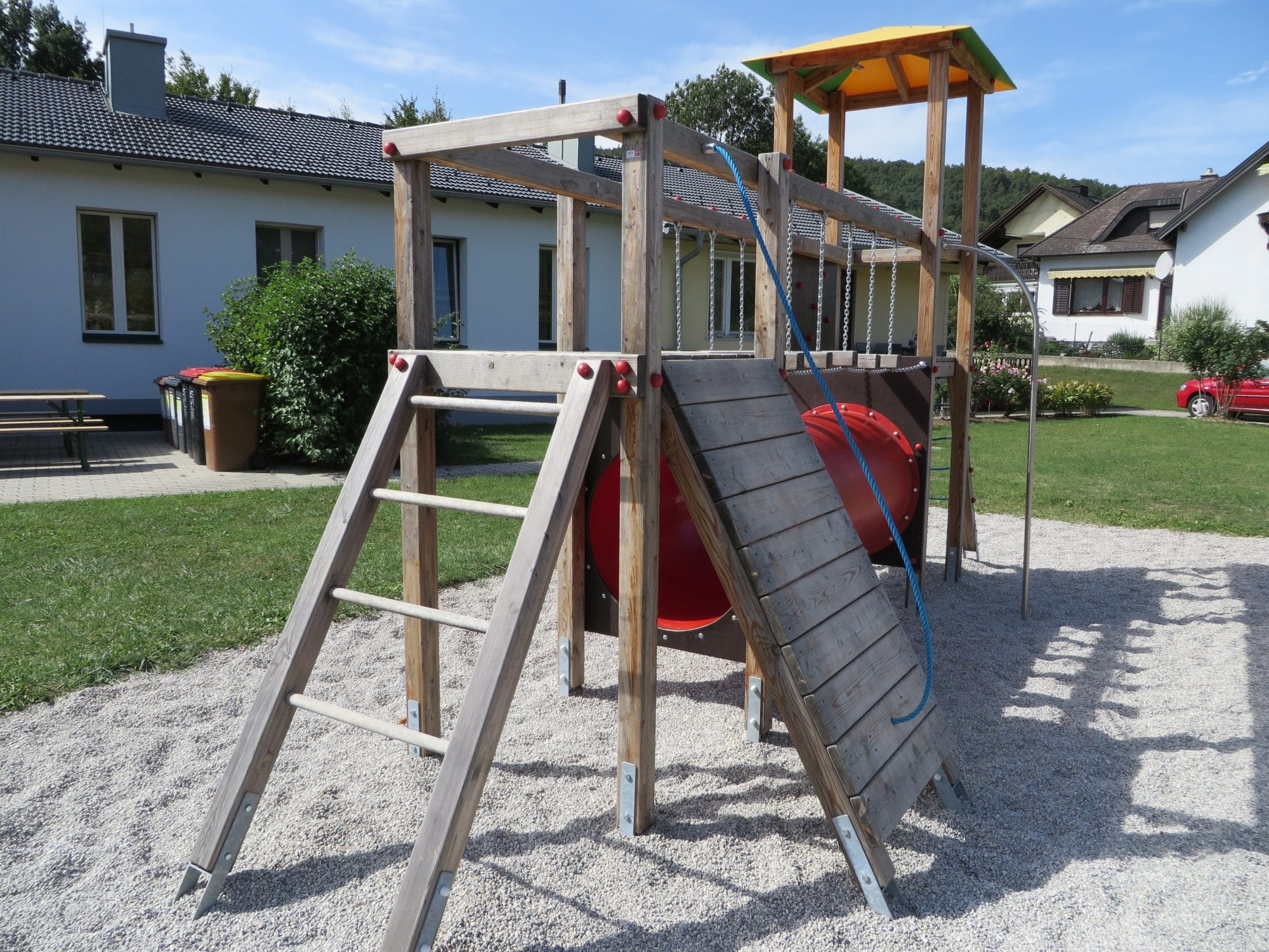 Spielkombination mit Sprossenwand am Spielturm auf Kiessand