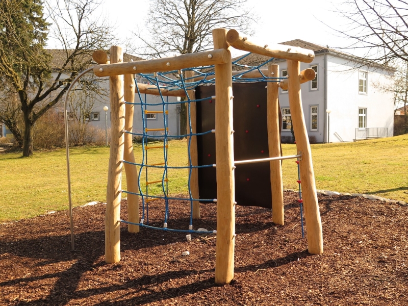 Klettersechseck für einen Kinderspielplatz von FREISPIEL - Netzwand