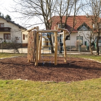 Kletterkubus auf Rindenmulch zum Schutz der Kinder beim spielen