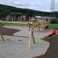 Spielplatz neu angelegt mit Doppelschaukel und großem Kletterpark