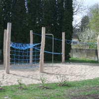 Spielplatz mit Kletterdschungel bei der Volksschule