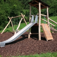 Erlebnisspielplatz mit Spielgeräte von FREISPIEL mit Rutsche und Schaukel