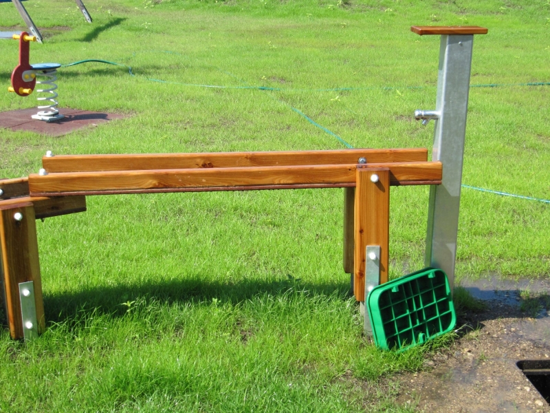 Wasserspender an Sandspielplatz für Kinder im Kindergarten