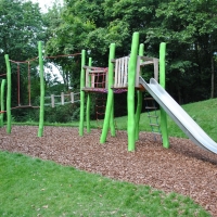 neue Spielkombi mit Rutsche im Roter Berg Park Ost