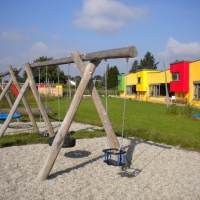 Spielplatz mit toller Schaukel für jede Altersklasse