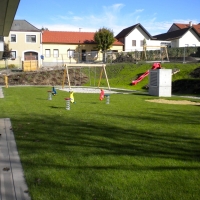 Spielplatz von FREISPIEL mit 3 Kinderwippen und Doppelschaukel