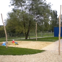 Spielplatz mit Sandkasten im grünen für Kinder gebaut