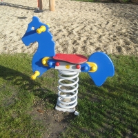 Federwippe in Pferd Form auf Spielplatz von der seite