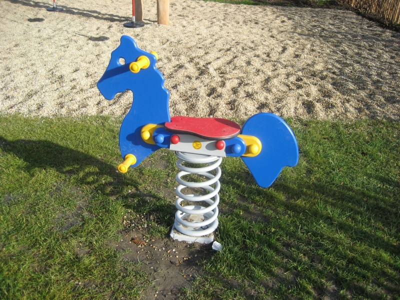 Federwippe in Pferd Form auf Spielplatz von der seite