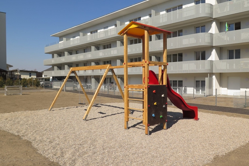 Spielplatz mit Rutschturm und Kletterwand mit Griffen