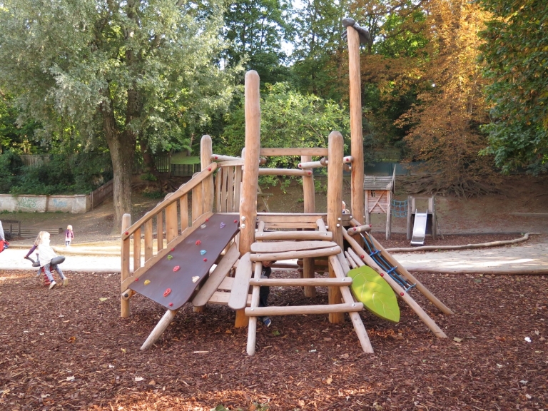 Kletteranlage vom Spielplatzbauer FREISPIEL im Park für Kinder kaufen