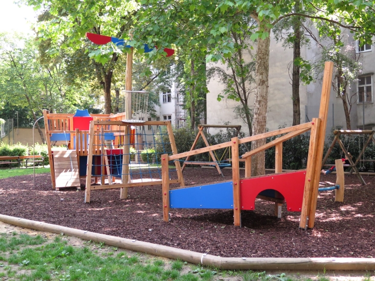 Spielschiff aus Holz versunken von FREISPIEL auf Rindenmulch