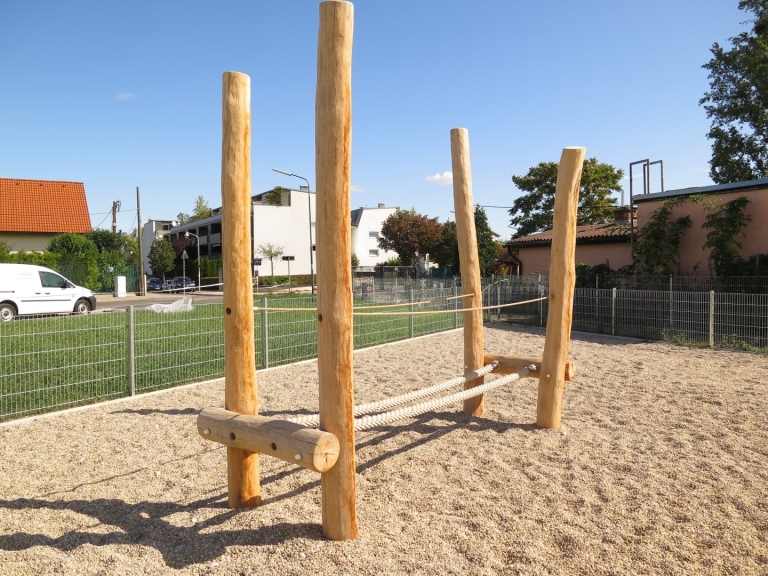 Doppelseilbalanciergerät von FREISPIEL auf dem Spielplatz für Kinder