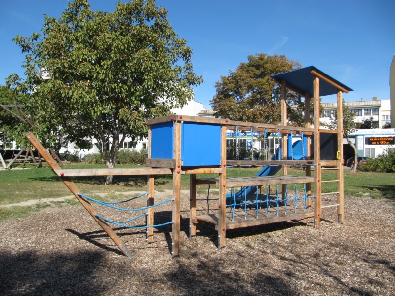 Spielschiff Willi bei FREISPIEL kaufen aus Holz mit blauen Paneelen