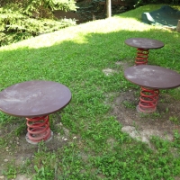 Hüpfplatten aus Holz auf einer Feder für Kinder auf dem Spielplatz