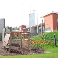 Kletterkubus mit Kletterwand mit bunten Holzgriffen für Kinder