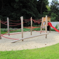 Kletterdschungel mit Baumhaus Sissy auf Kiessand im Grünen