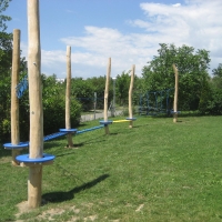 Kletterparcours mit verschiedenen Höhen im Park