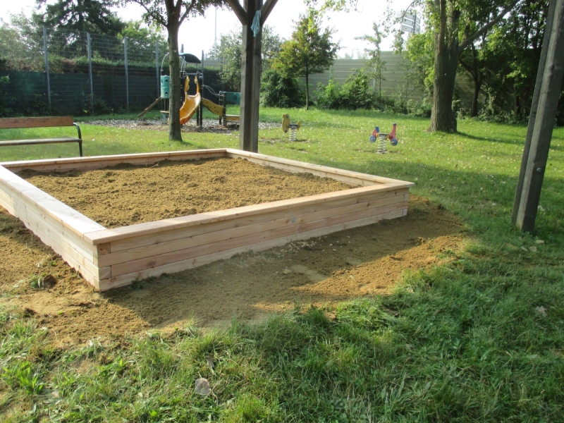 Sandkiste aus Holz mit Sitzbank für die Kinder