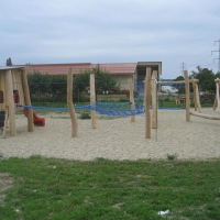 Spielanlage für Kinder mit Spielhaus und Kletterpark