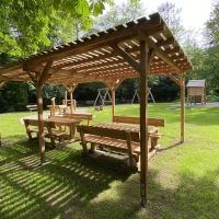 Seitenansicht Pergola aus Holz auf Waldspielplatz mit Spielhaus Rutsche