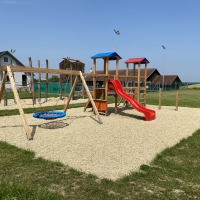 Spielkombination für Kinder aus Holz auf einem Spielplatz